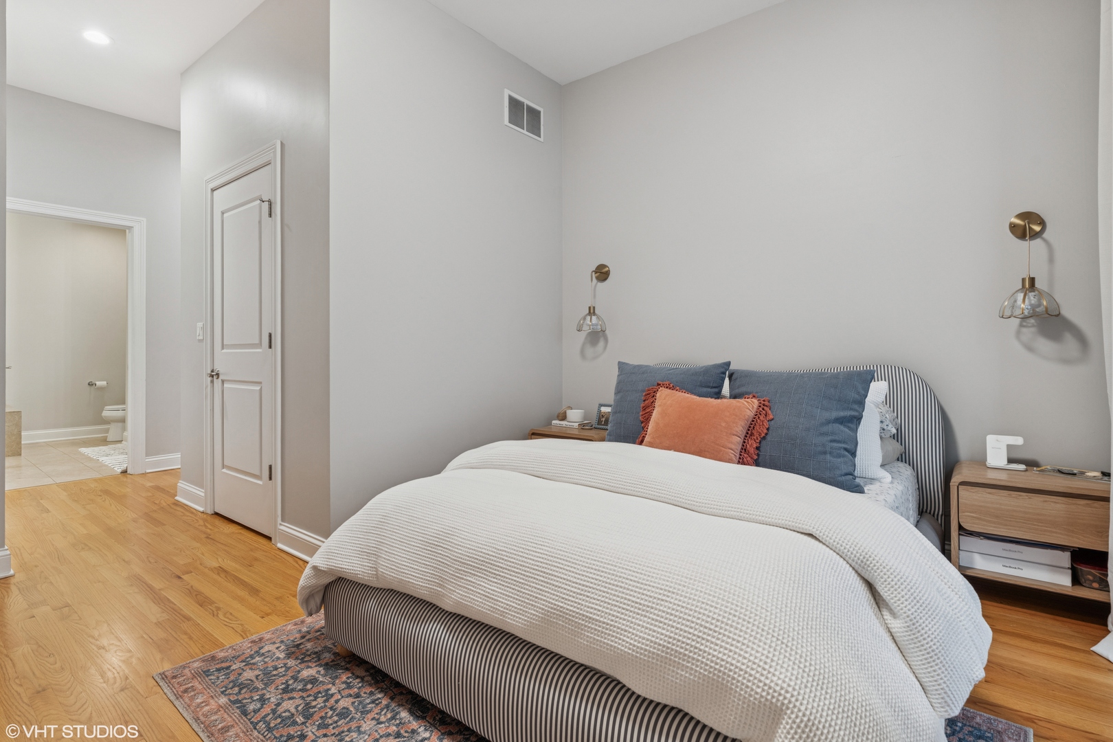 2007 W Belmont Avenue Unit: 2W