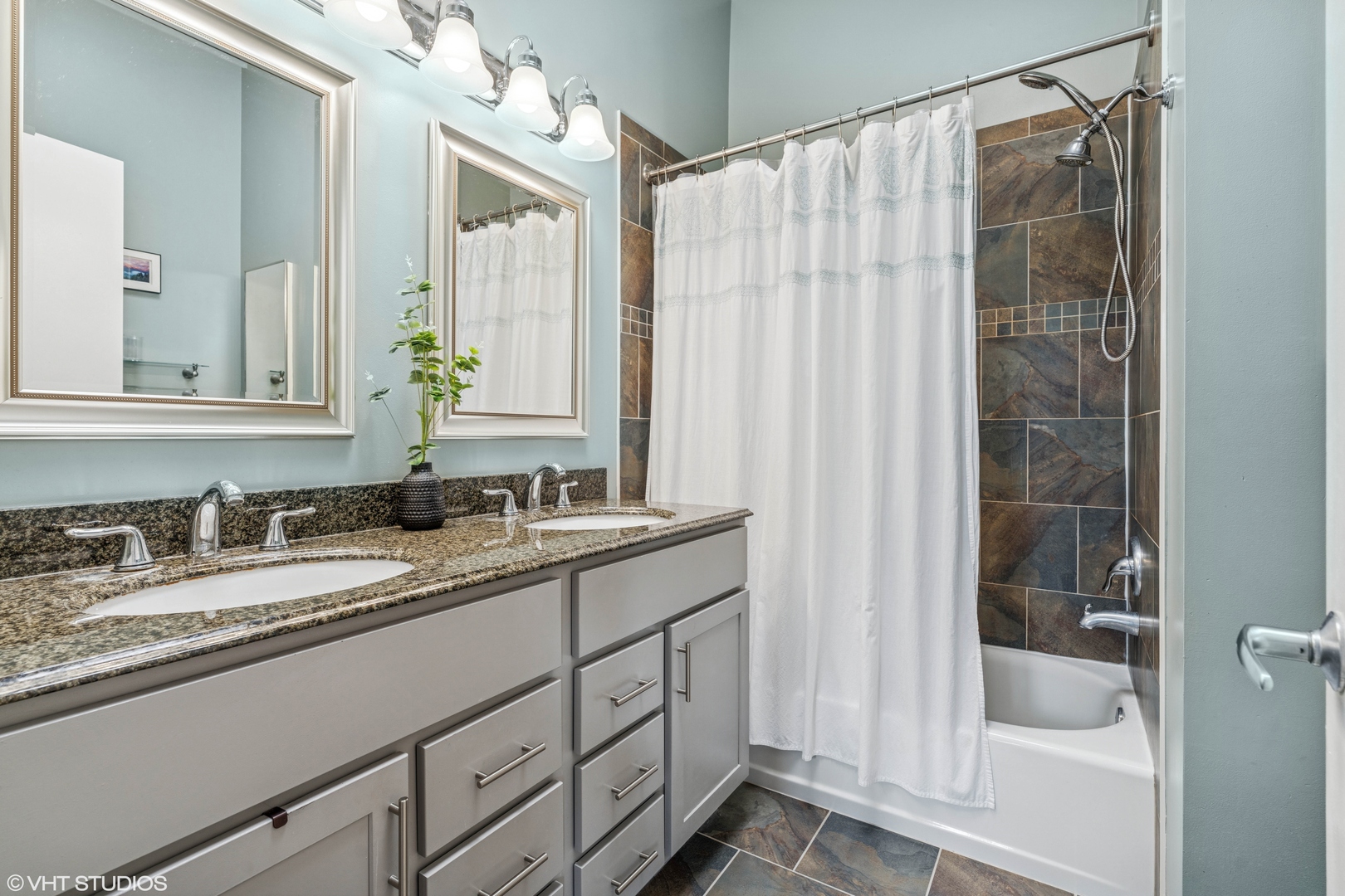 2750 N Wayne Avenue Unit: L