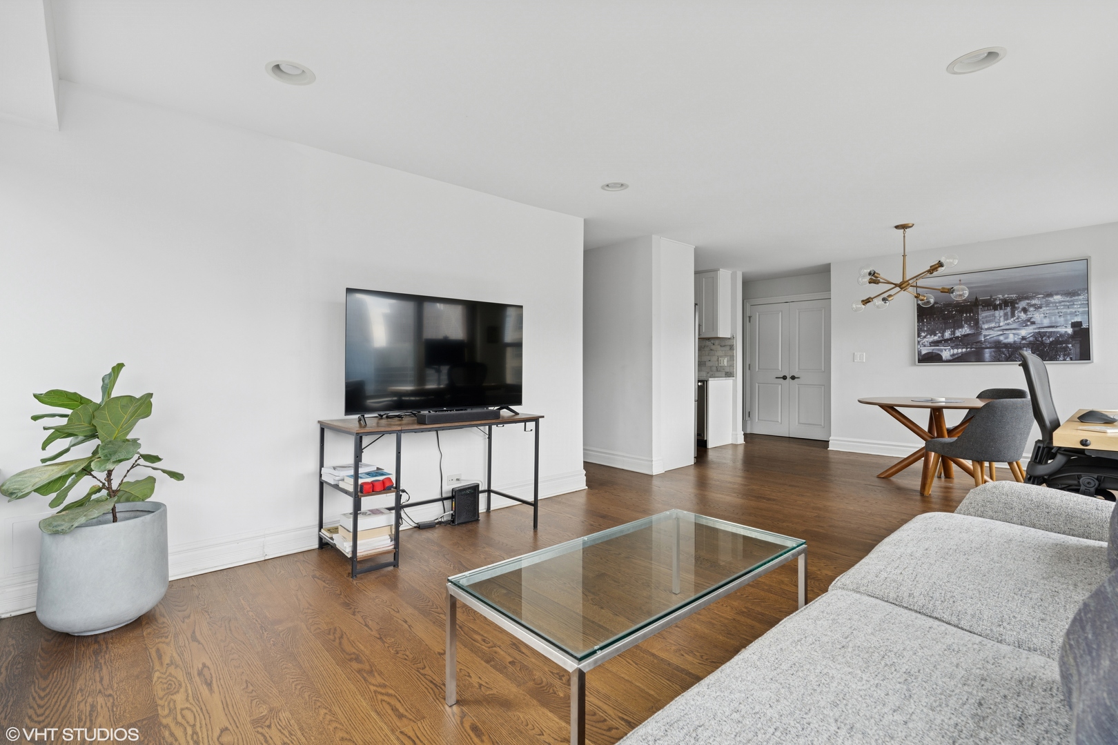 247 E Chestnut Street Unit: 2504