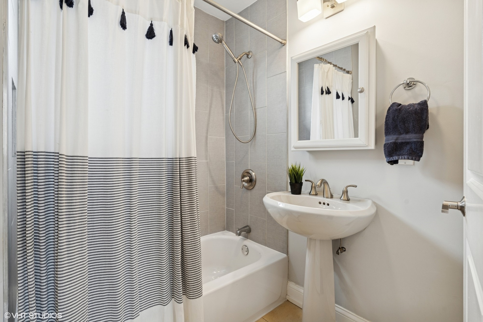 2220 W Foster Avenue