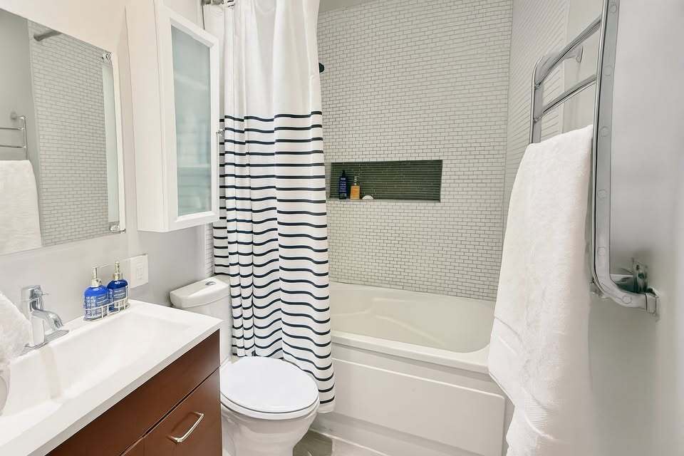549 W Belden Avenue Unit: 1RE