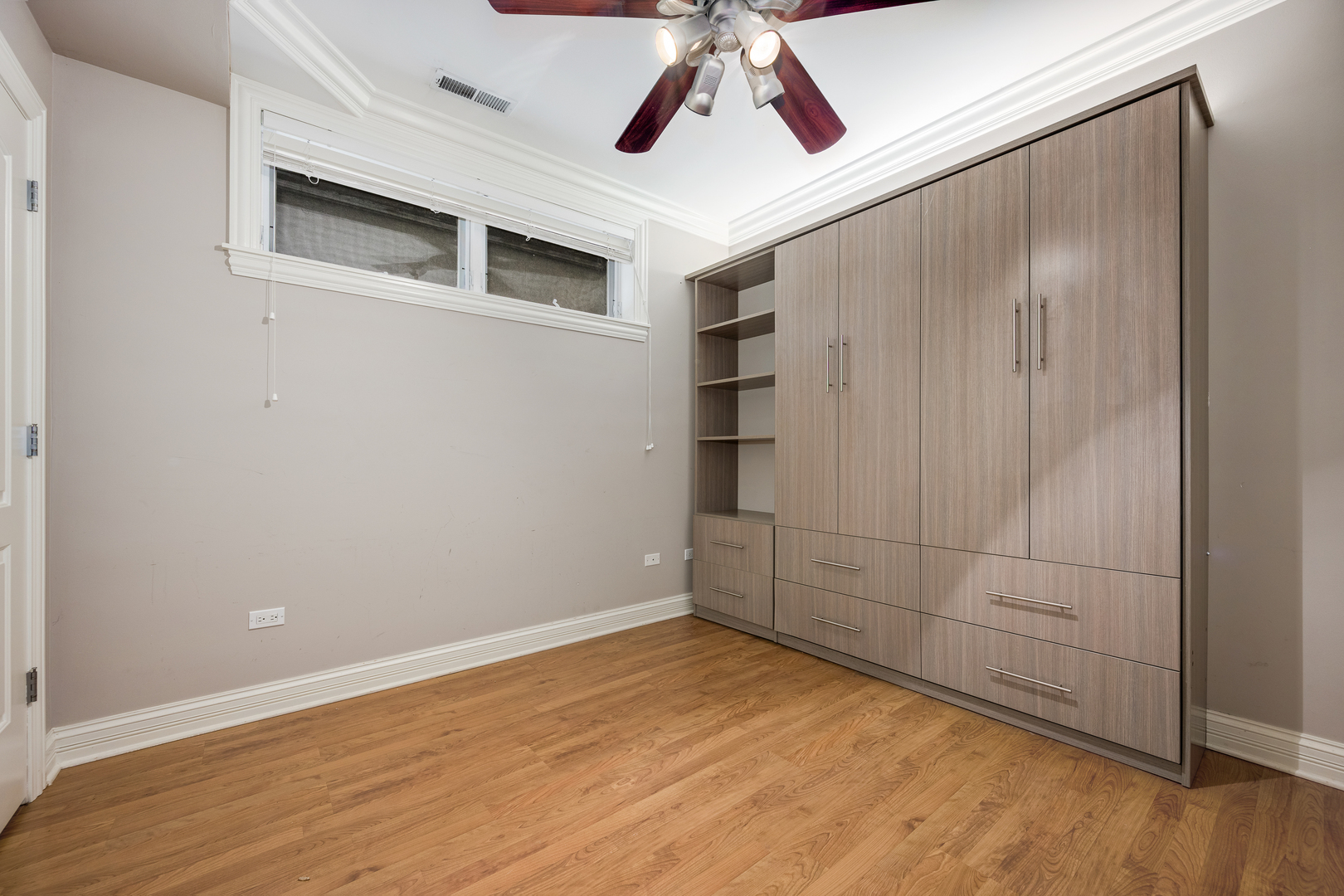 911 W Roscoe Street Unit: 1
