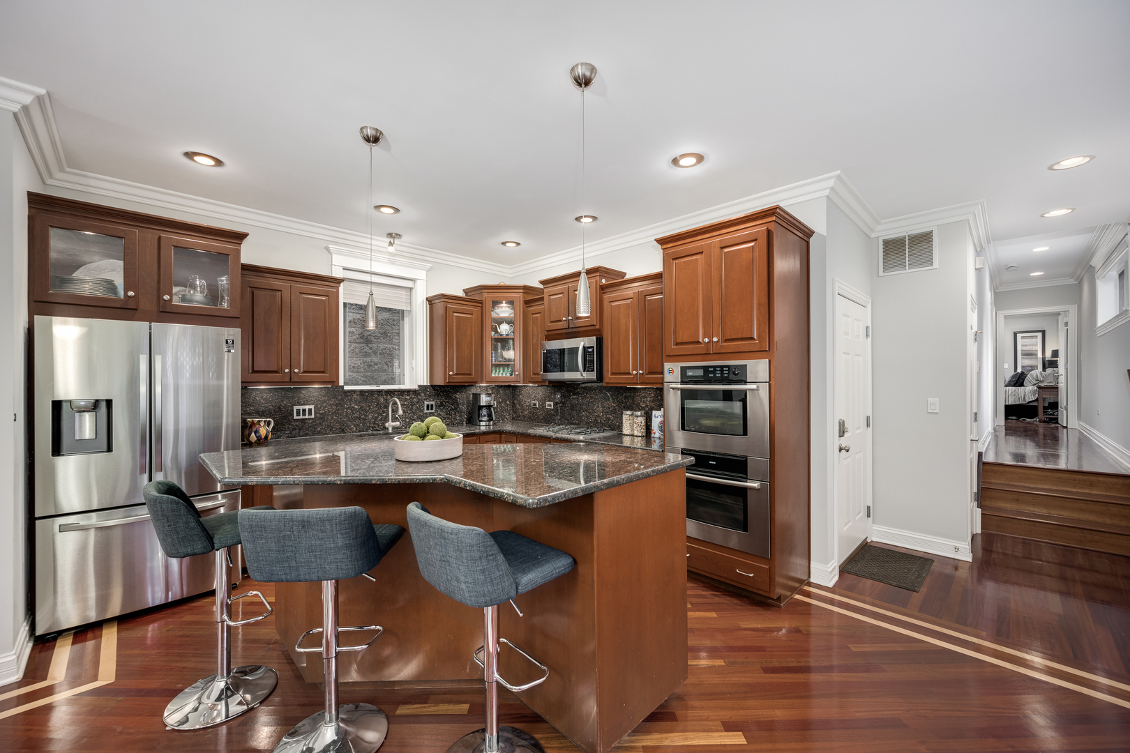 911 W Roscoe Street Unit: 1