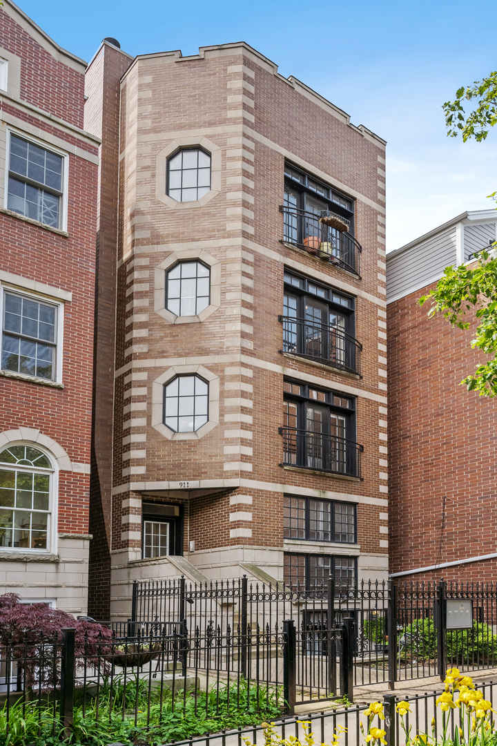 911 W Roscoe Street Unit: 1