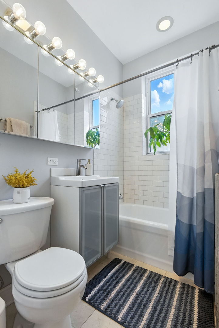 1716 W Leland Avenue Unit: 2F