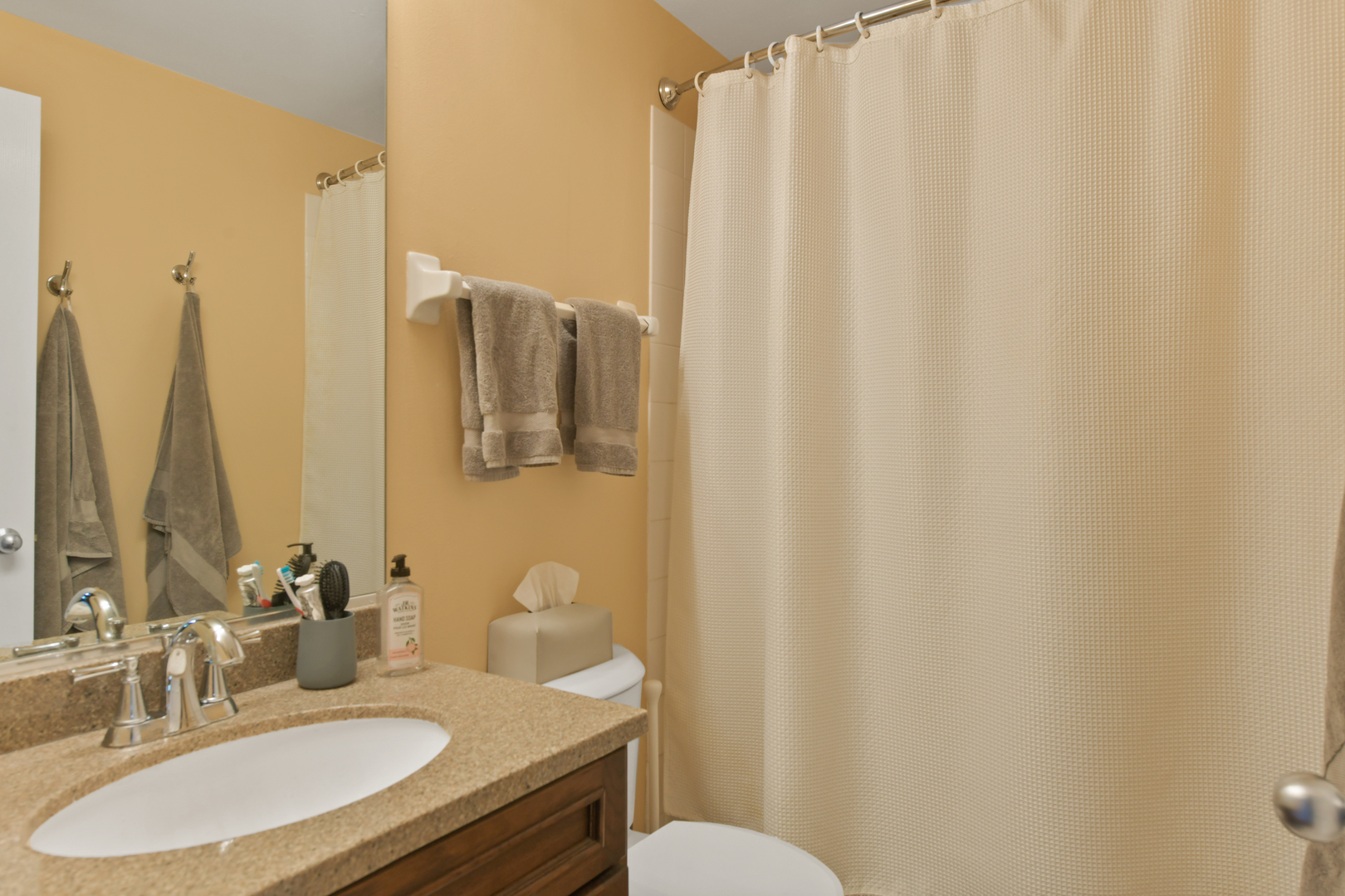 2510 N WAYNE Avenue Unit: 210