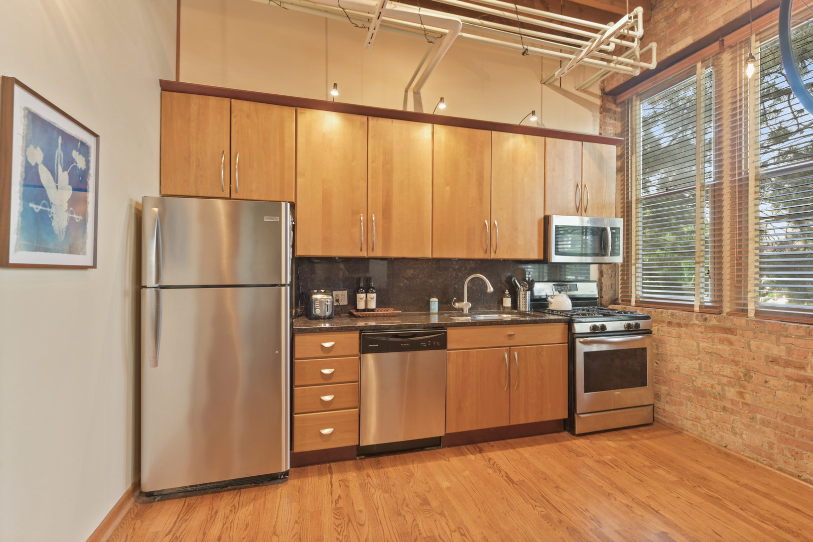 2510 N WAYNE Avenue Unit: 210
