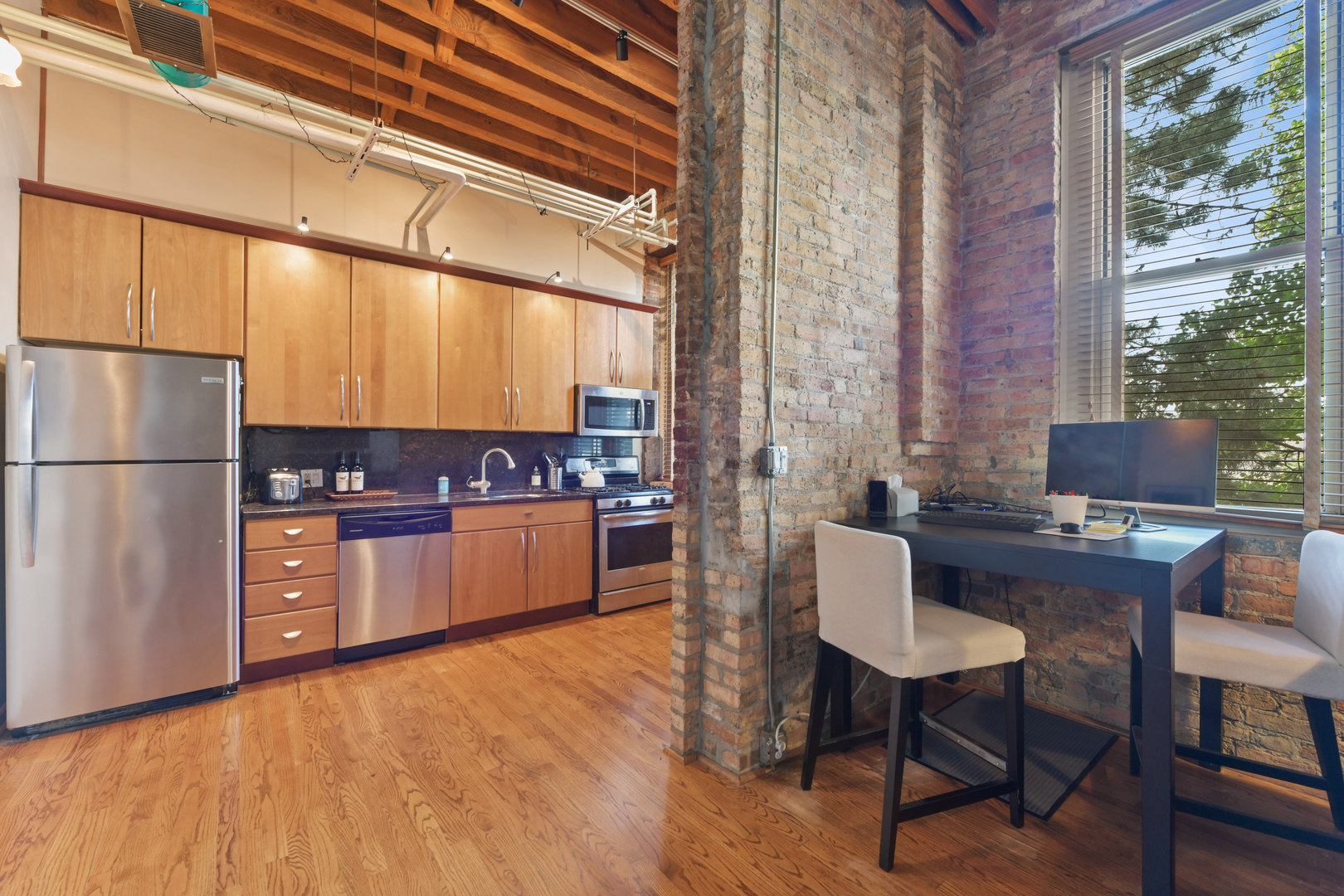 2510 N WAYNE Avenue Unit: 210