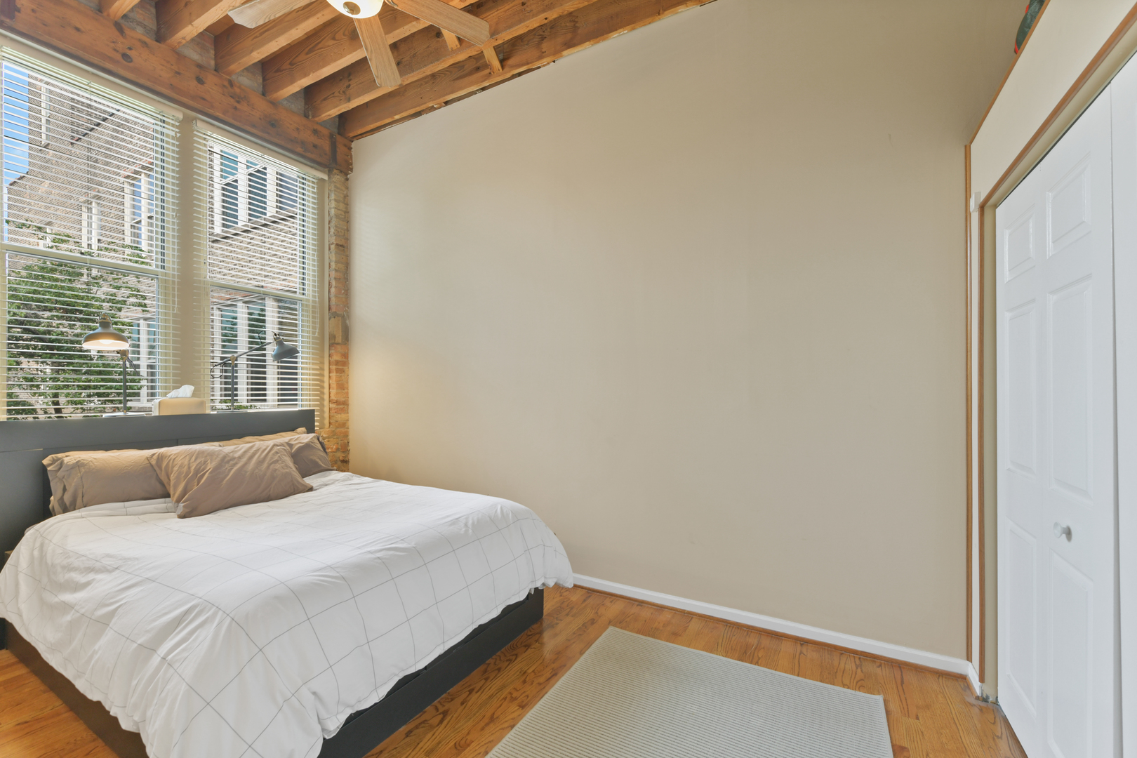 2510 N WAYNE Avenue Unit: 210