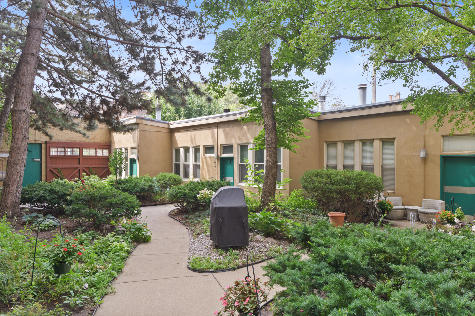2510 N WAYNE Avenue Unit: 210