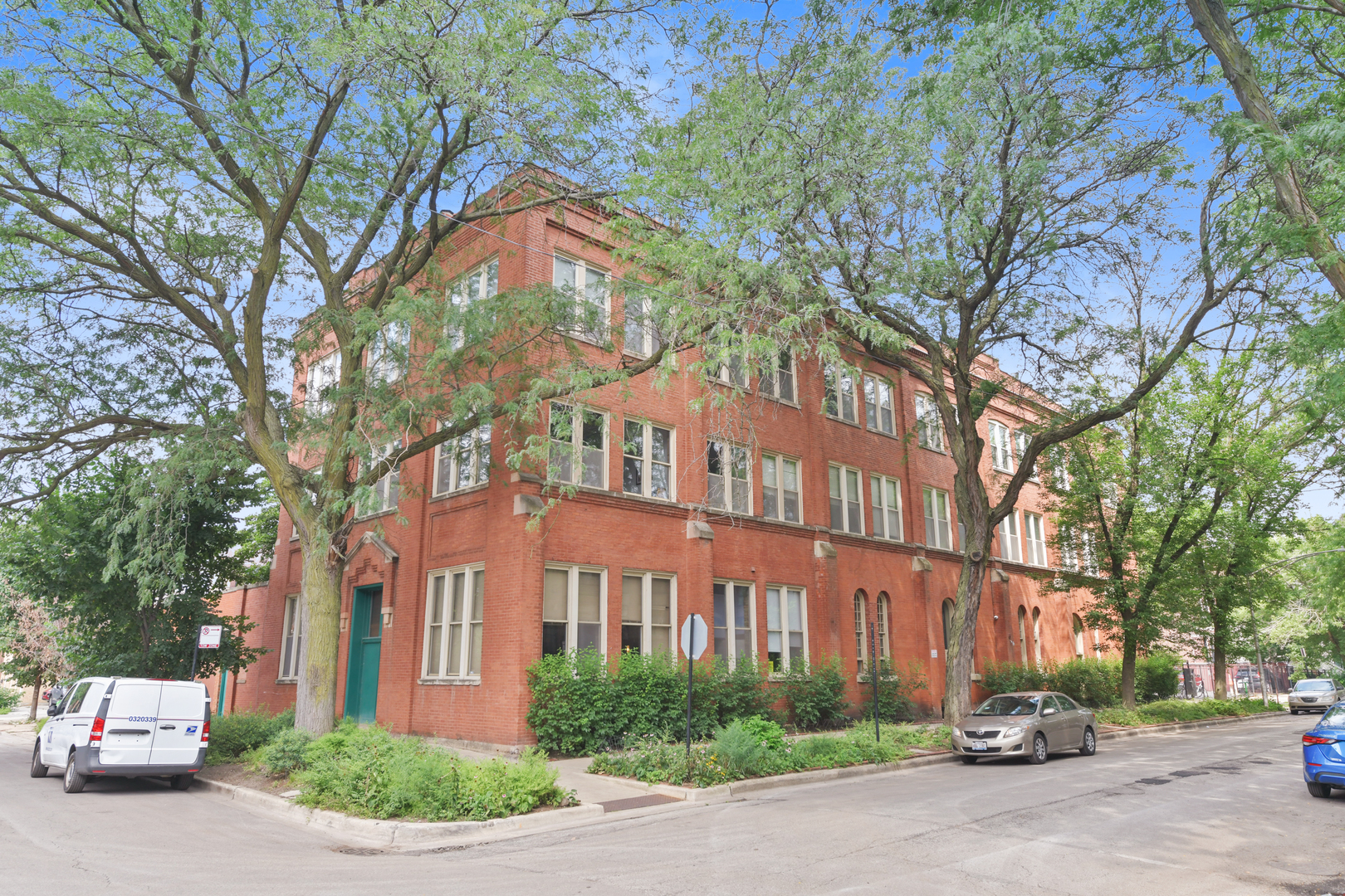 2510 N WAYNE Avenue Unit: 210