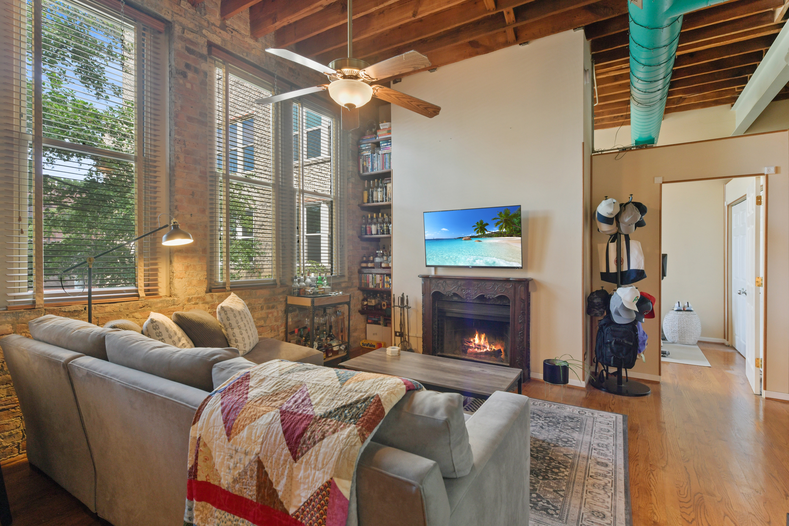 2510 N WAYNE Avenue Unit: 210