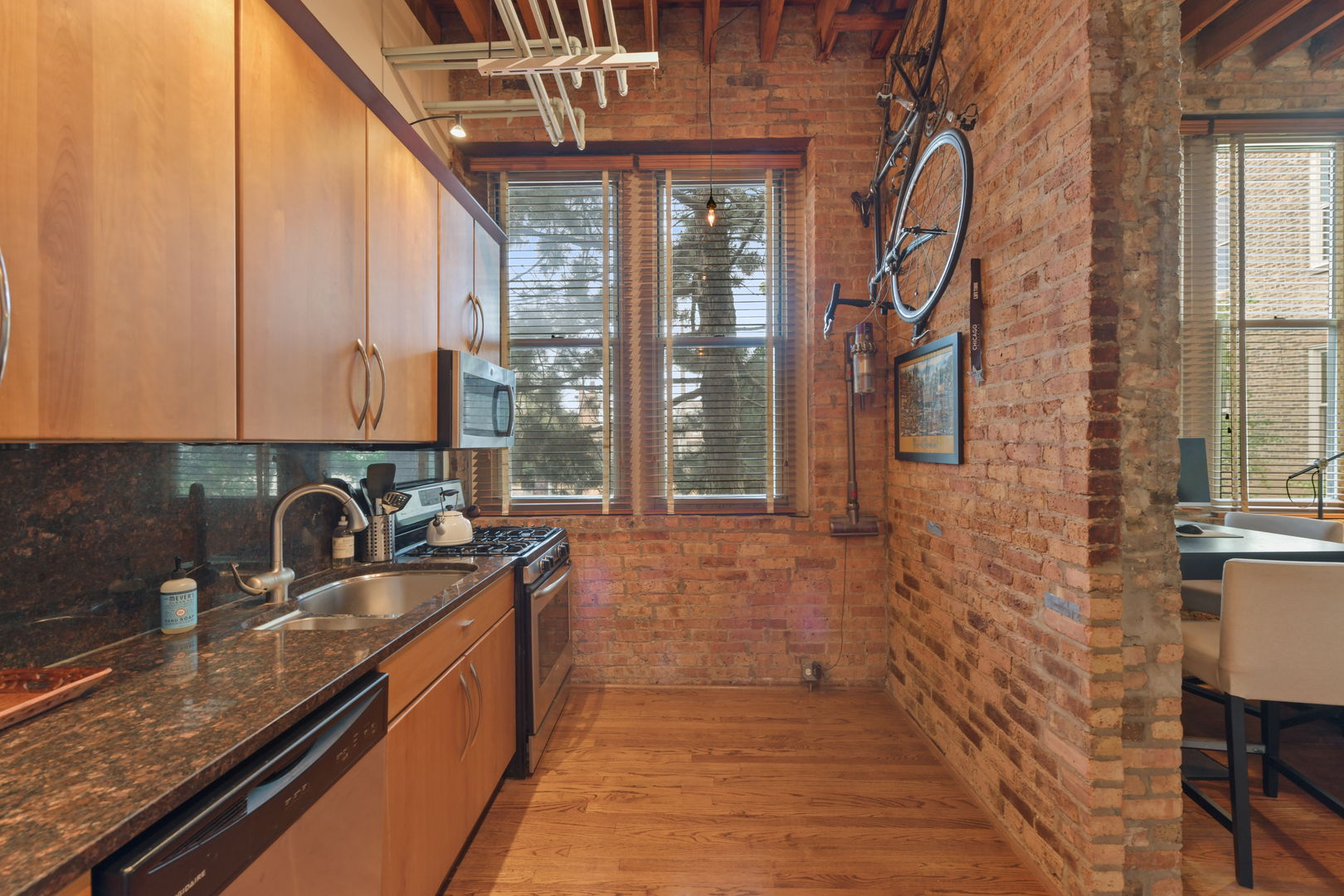 2510 N WAYNE Avenue Unit: 210