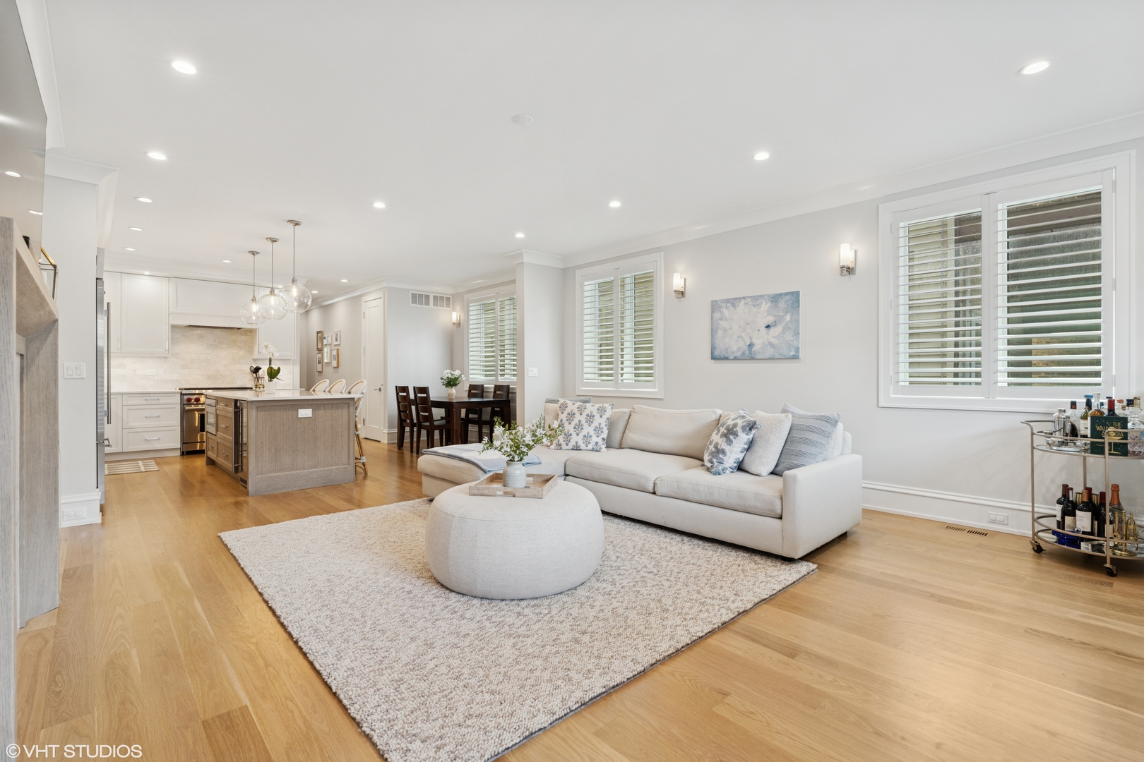 912 W Roscoe Street Unit: 1