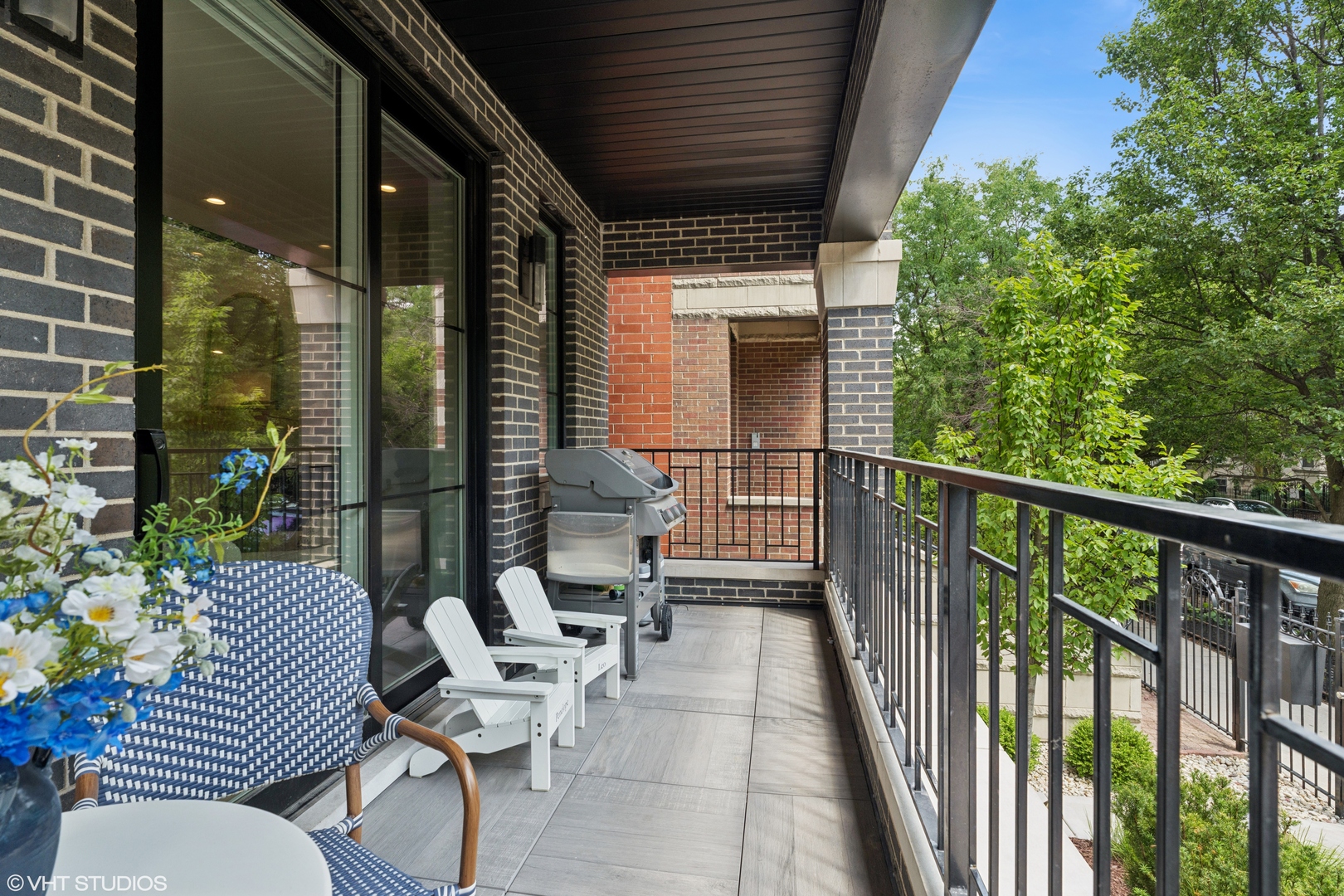 912 W Roscoe Street Unit: 1