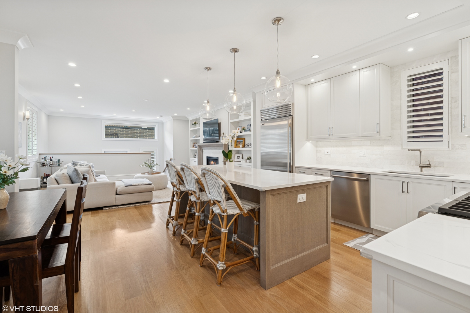 912 W Roscoe Street Unit: 1