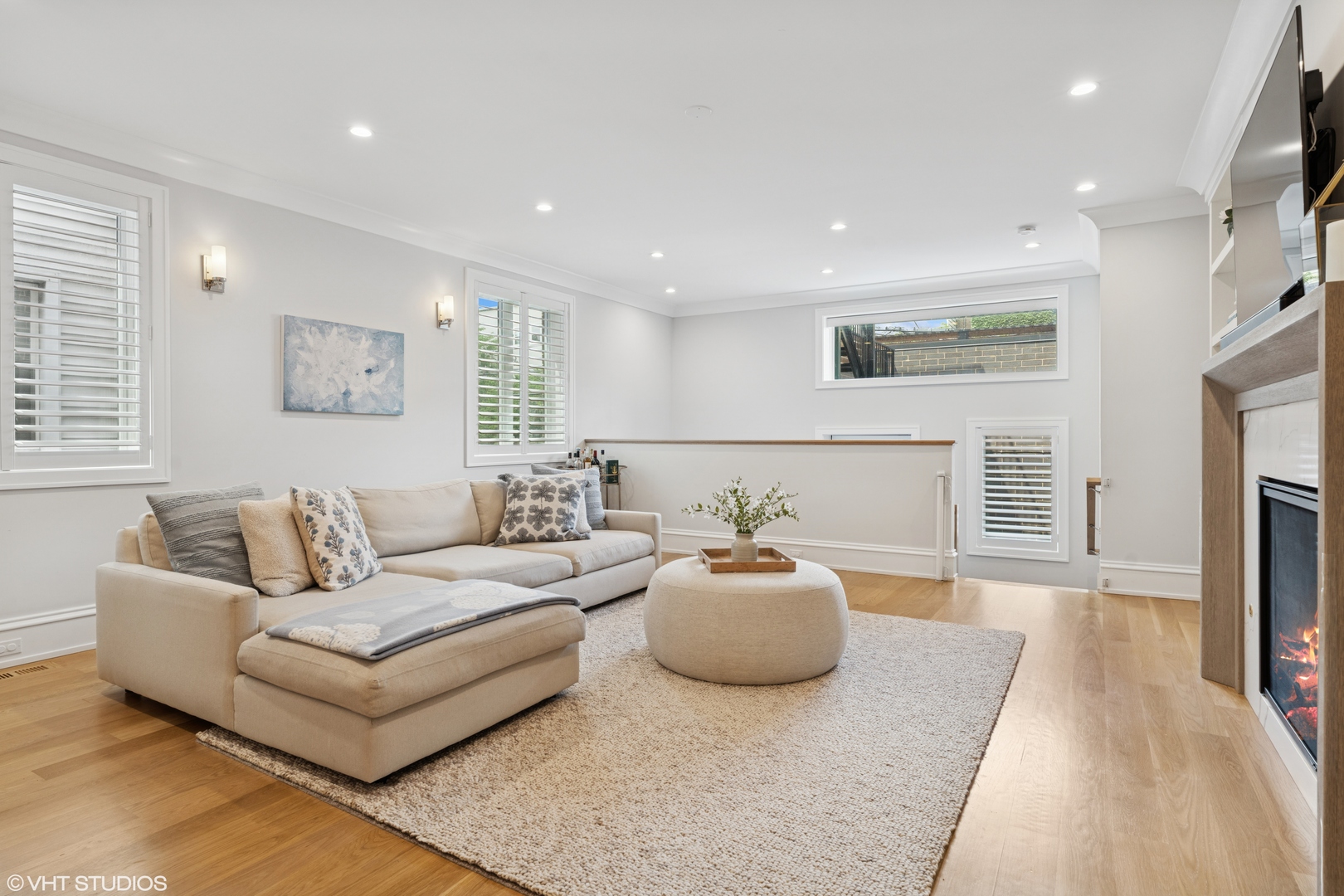 912 W Roscoe Street Unit: 1