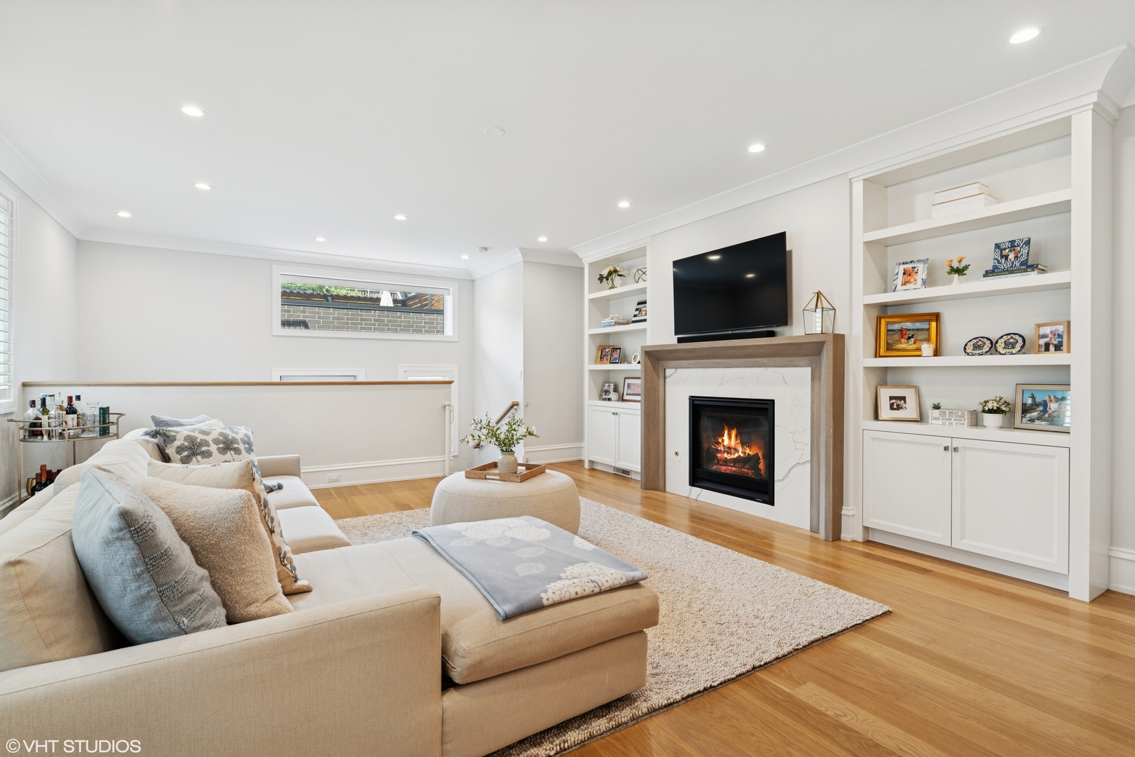 912 W Roscoe Street Unit: 1