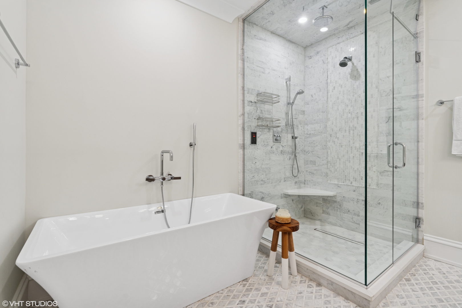 912 W Roscoe Street Unit: 1