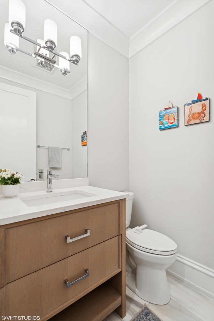 912 W Roscoe Street Unit: 1