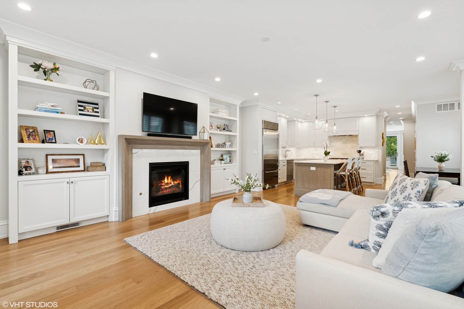 912 W Roscoe Street Unit: 1