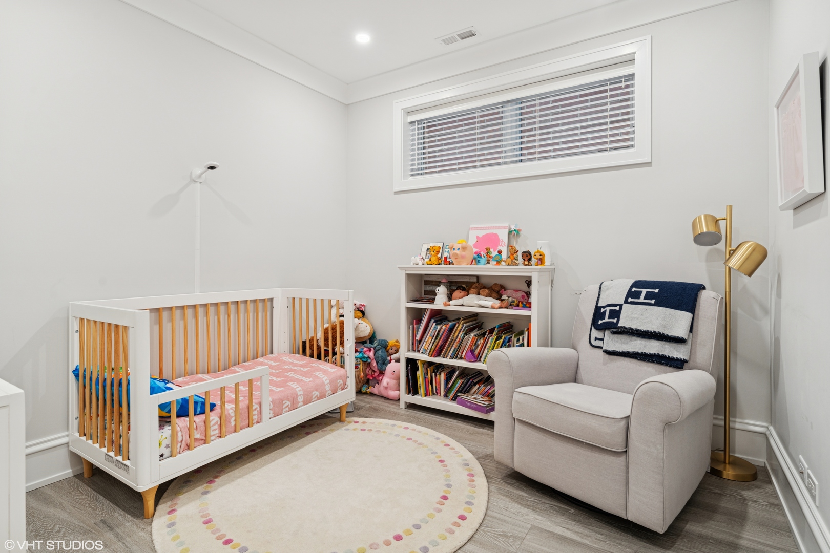 912 W Roscoe Street Unit: 1