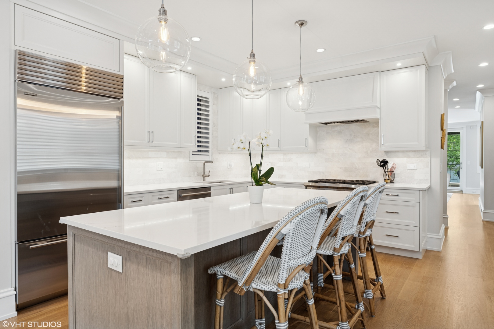 912 W Roscoe Street Unit: 1