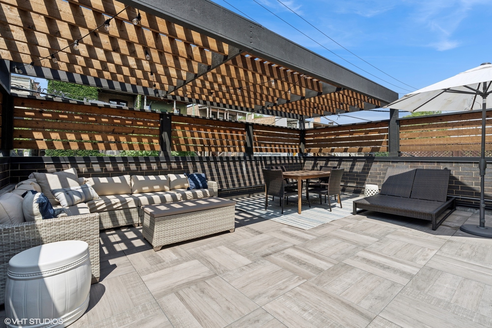 912 W Roscoe Street Unit: 1