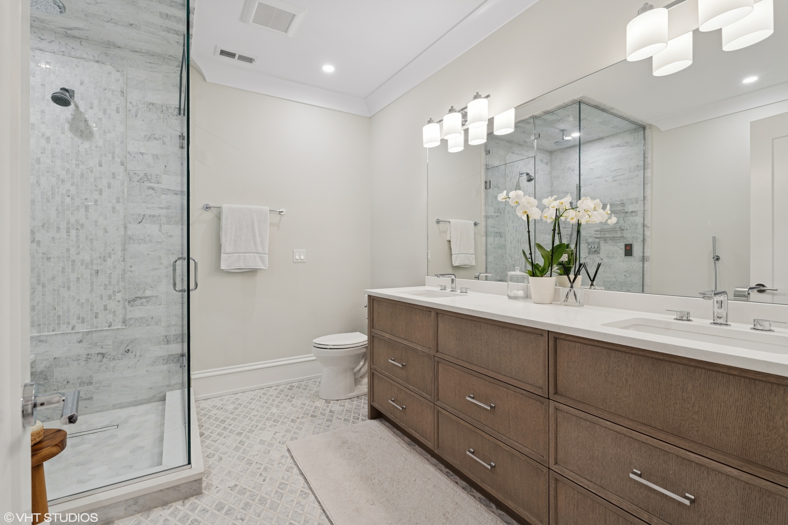 912 W Roscoe Street Unit: 1