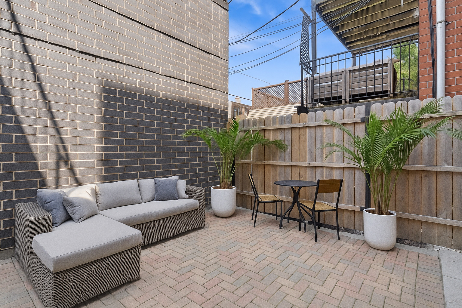 912 W Roscoe Street Unit: 1