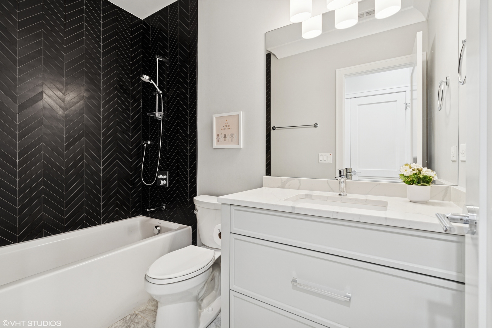 912 W Roscoe Street Unit: 1