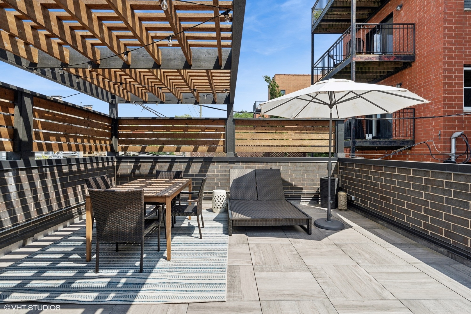 912 W Roscoe Street Unit: 1