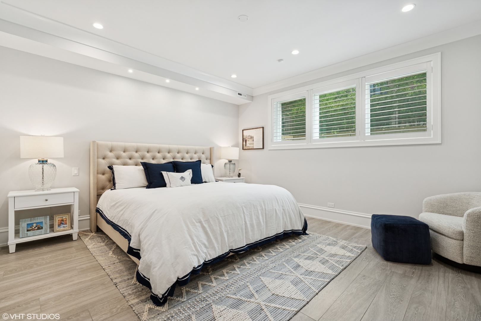 912 W Roscoe Street Unit: 1