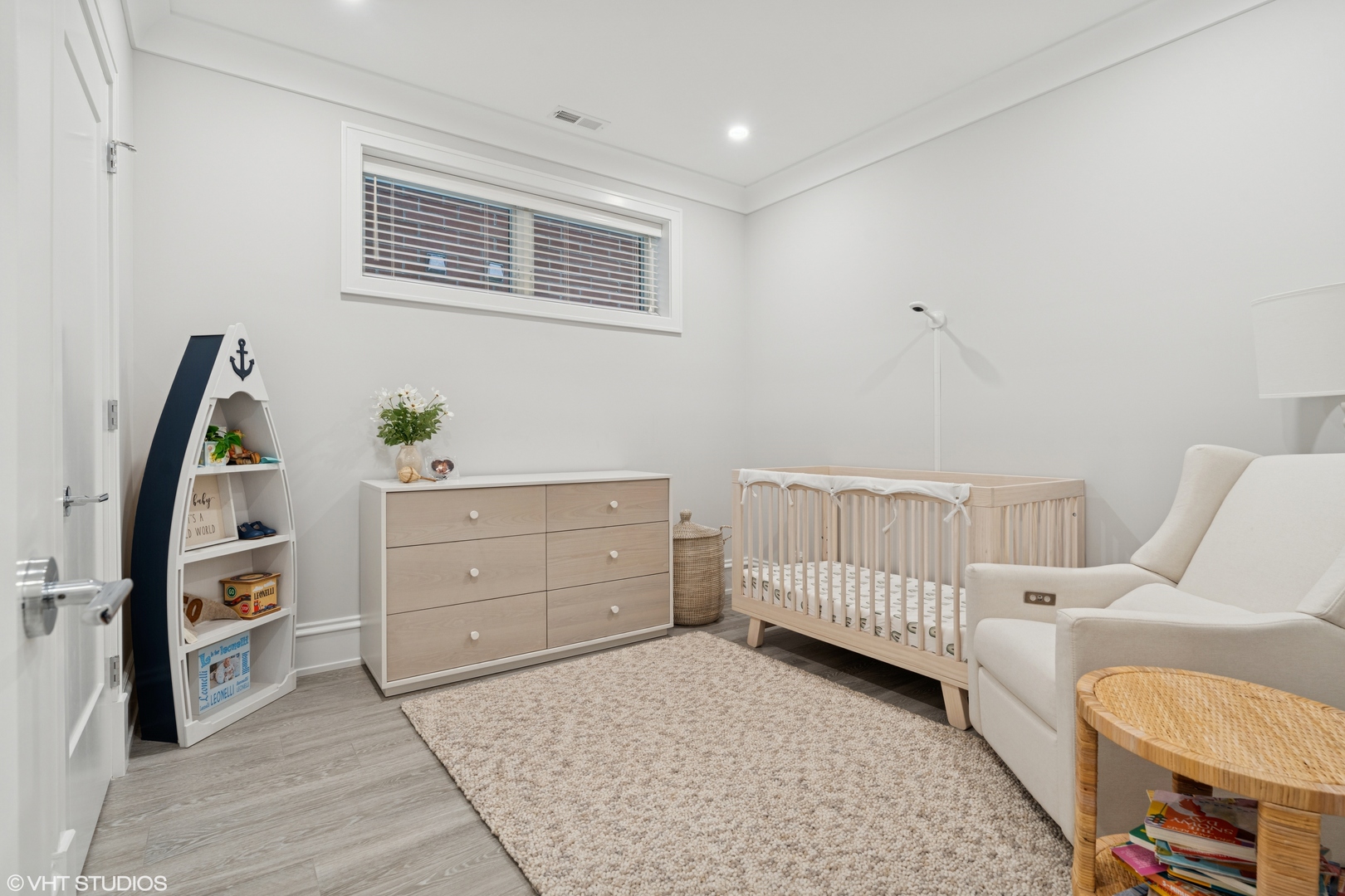 912 W Roscoe Street Unit: 1