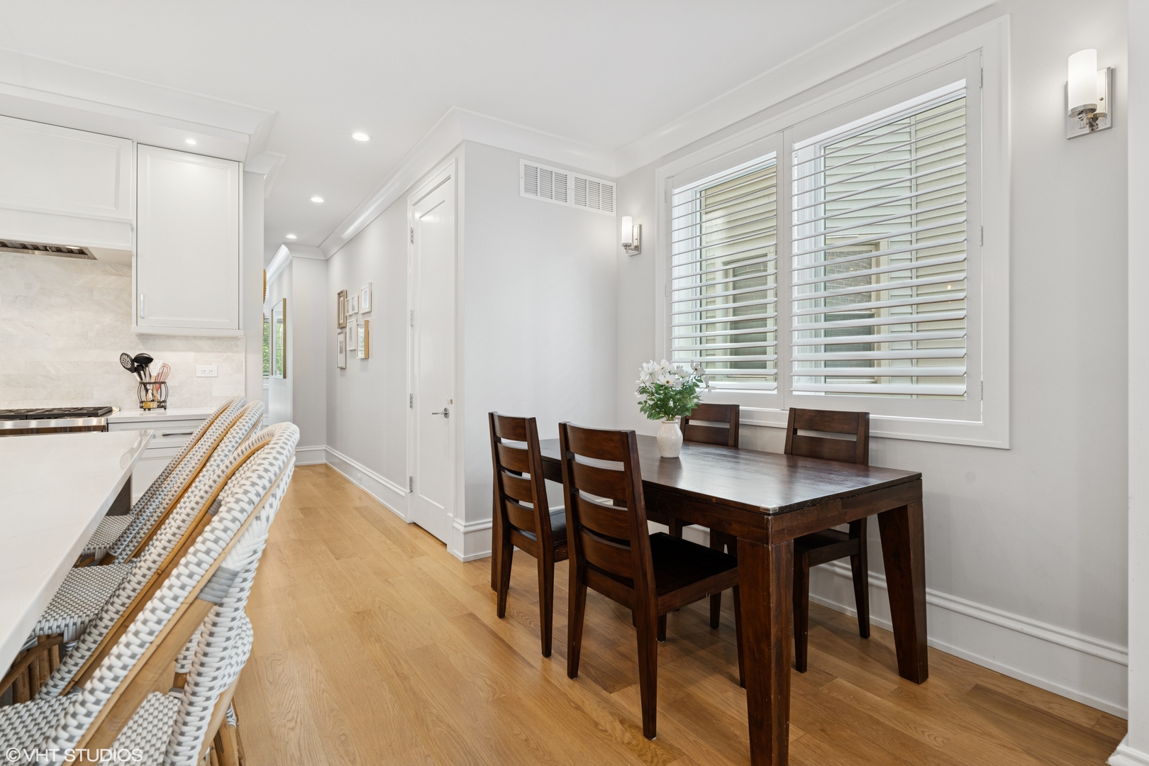 912 W Roscoe Street Unit: 1