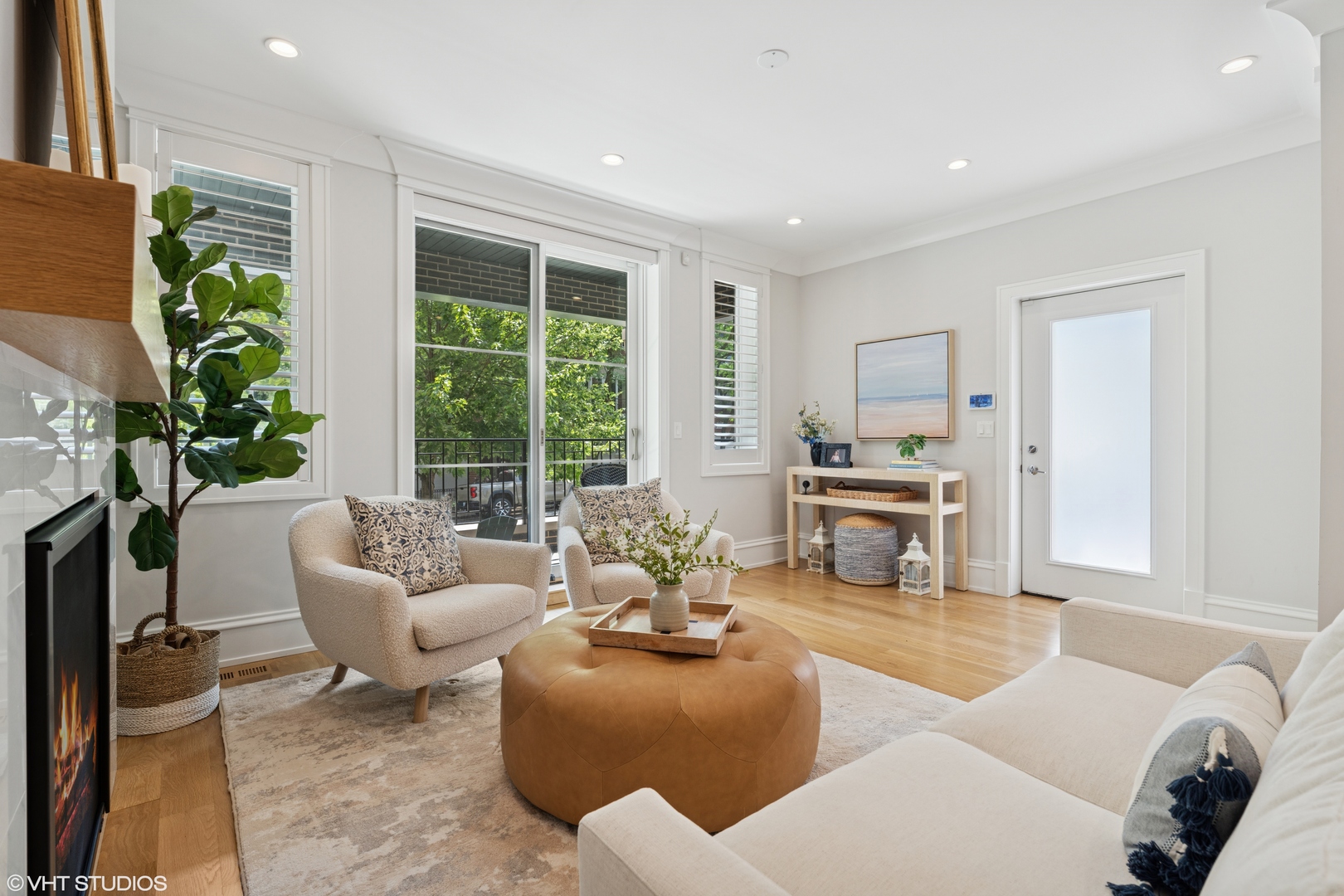 912 W Roscoe Street Unit: 1