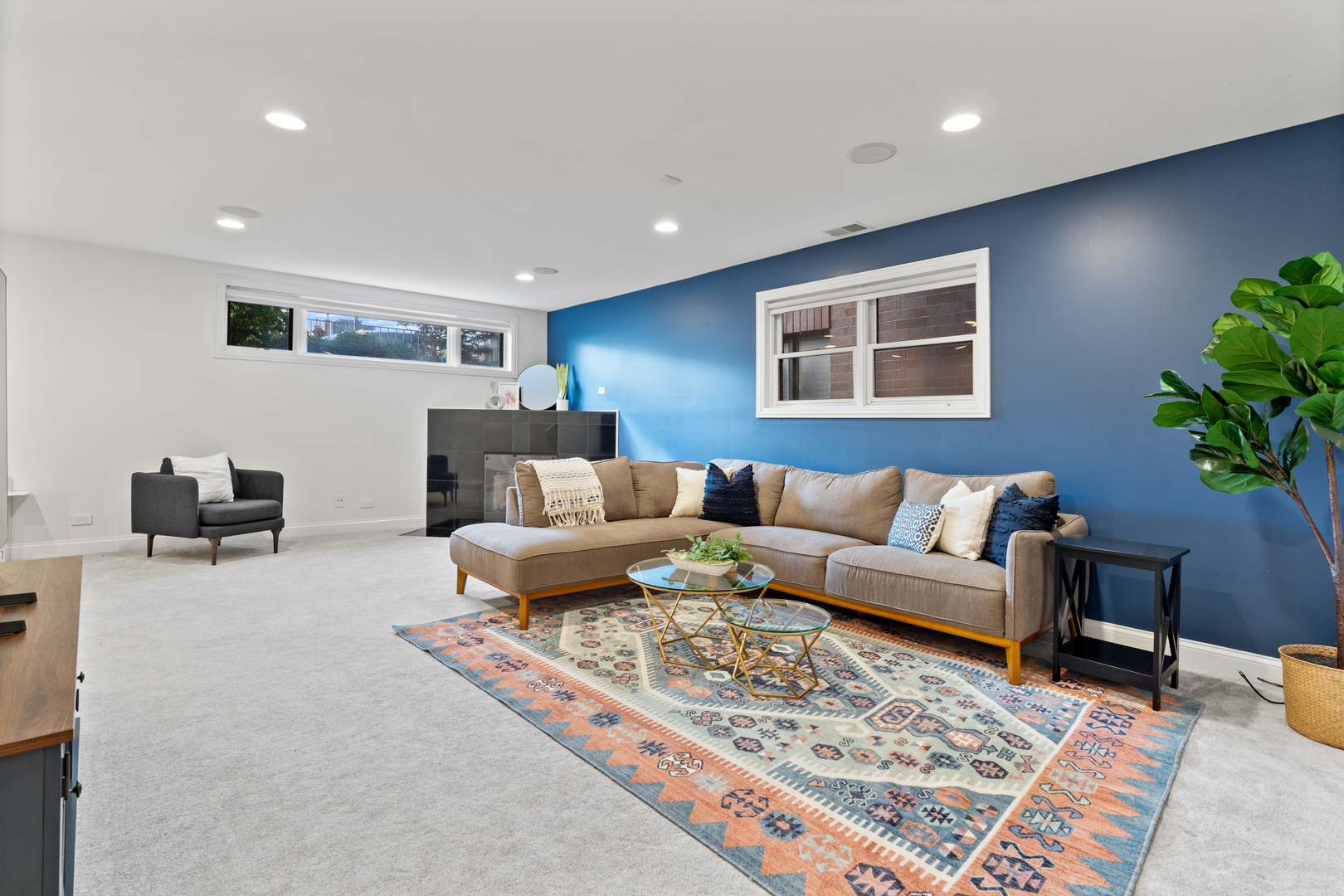 2151 N Oakley Avenue