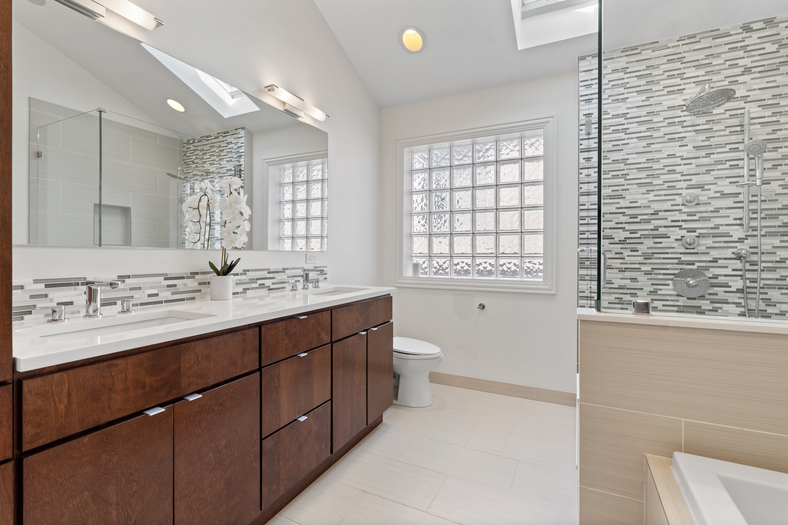 2151 N Oakley Avenue