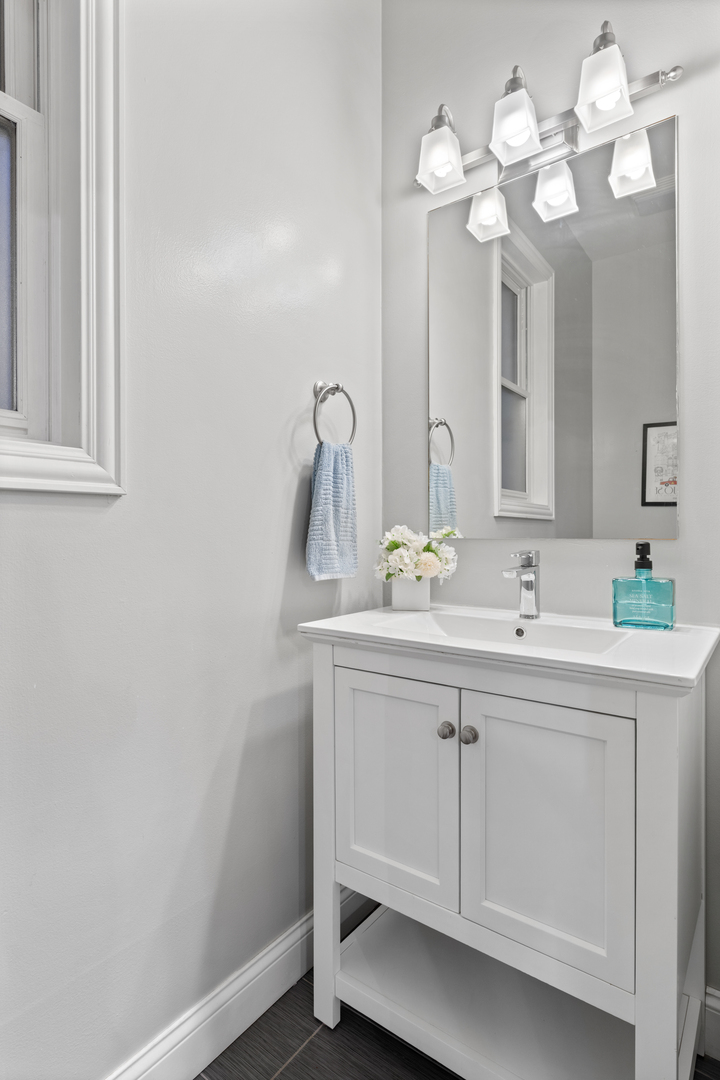 2151 N Oakley Avenue