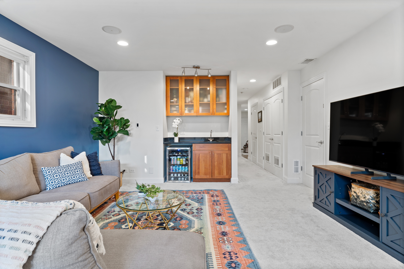 2151 N Oakley Avenue