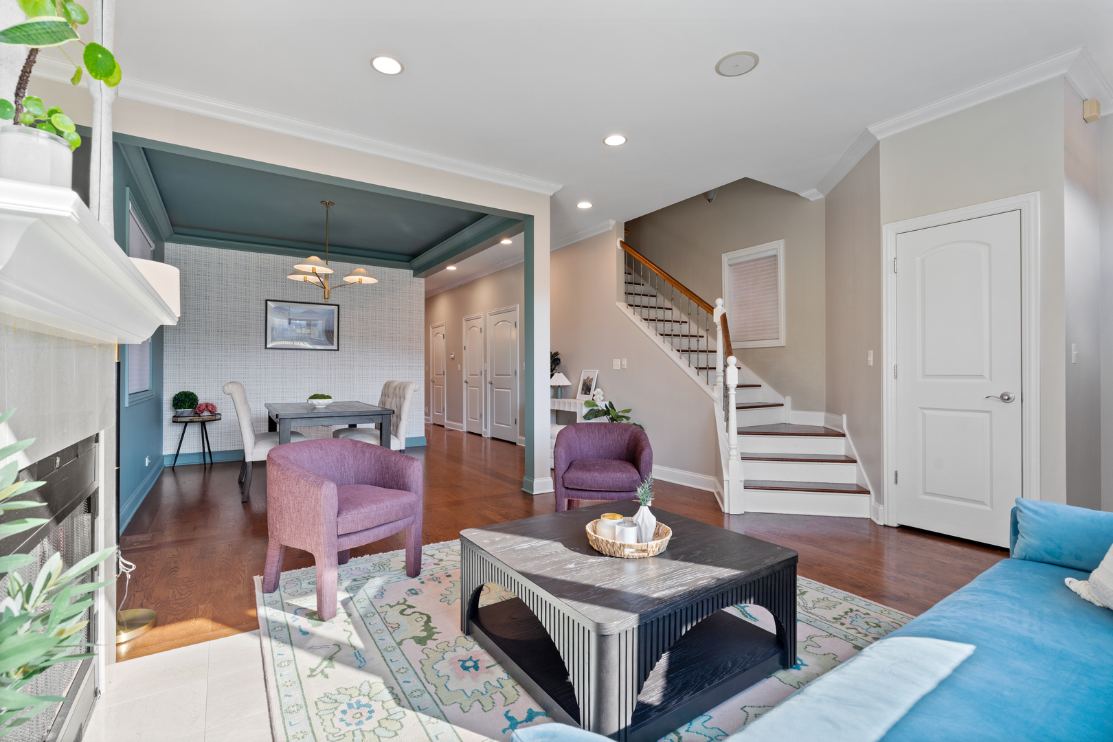 2151 N Oakley Avenue