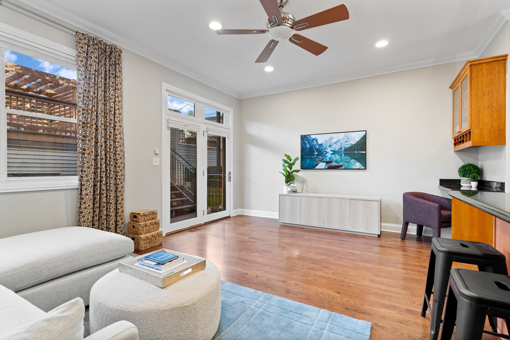 2151 N Oakley Avenue