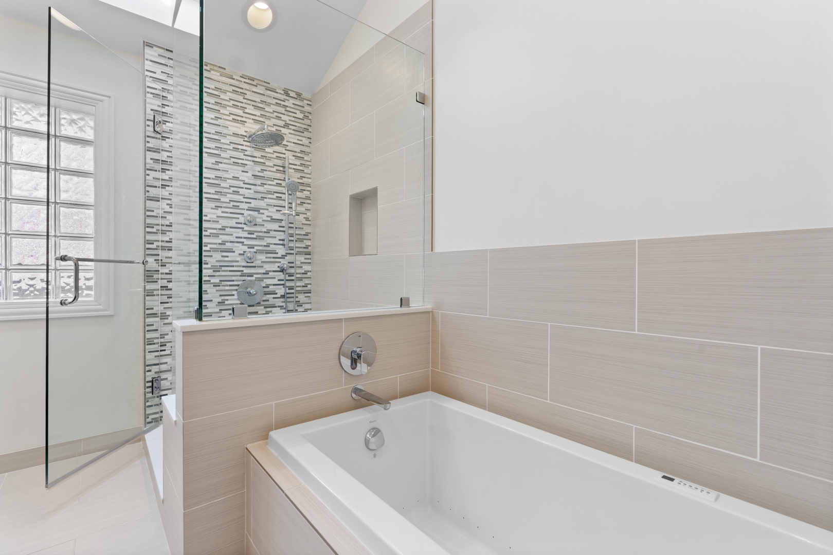 2151 N Oakley Avenue