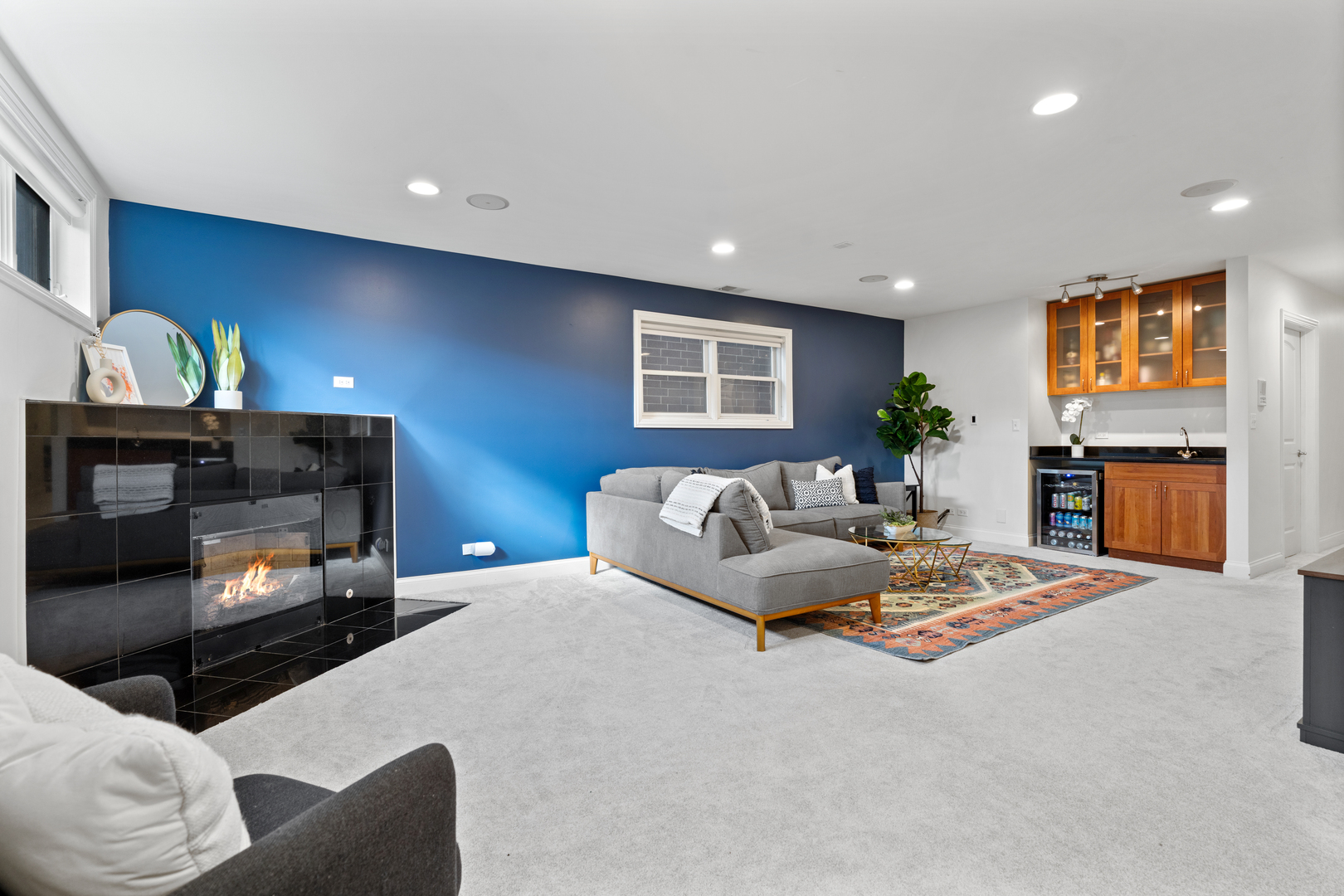 2151 N Oakley Avenue