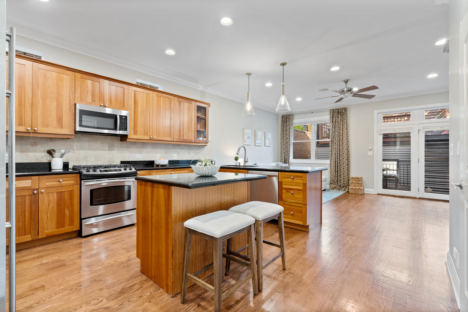 2151 N Oakley Avenue