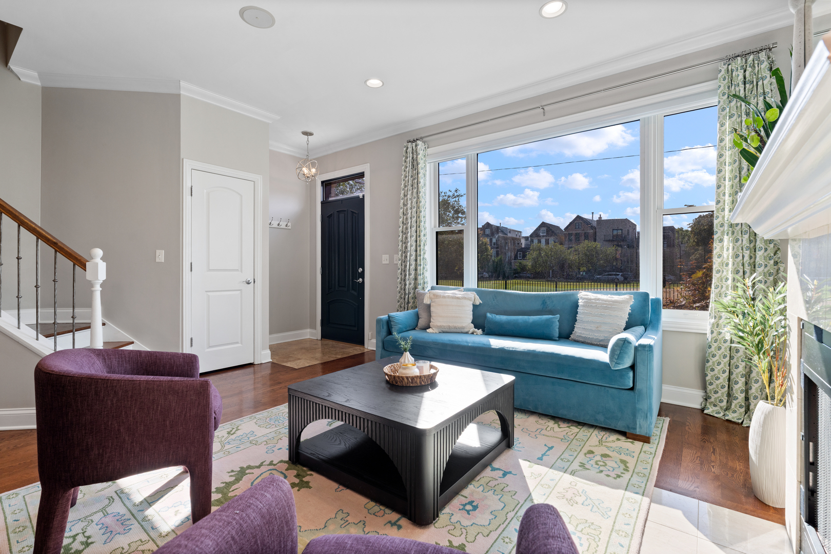 2151 N Oakley Avenue