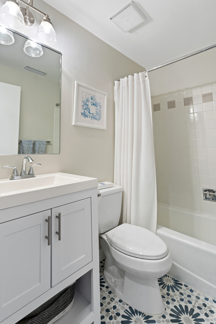 2720 N Greenview Avenue Unit: L