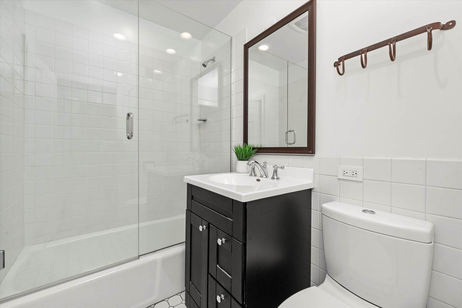734 W BRIAR Place Unit: 3