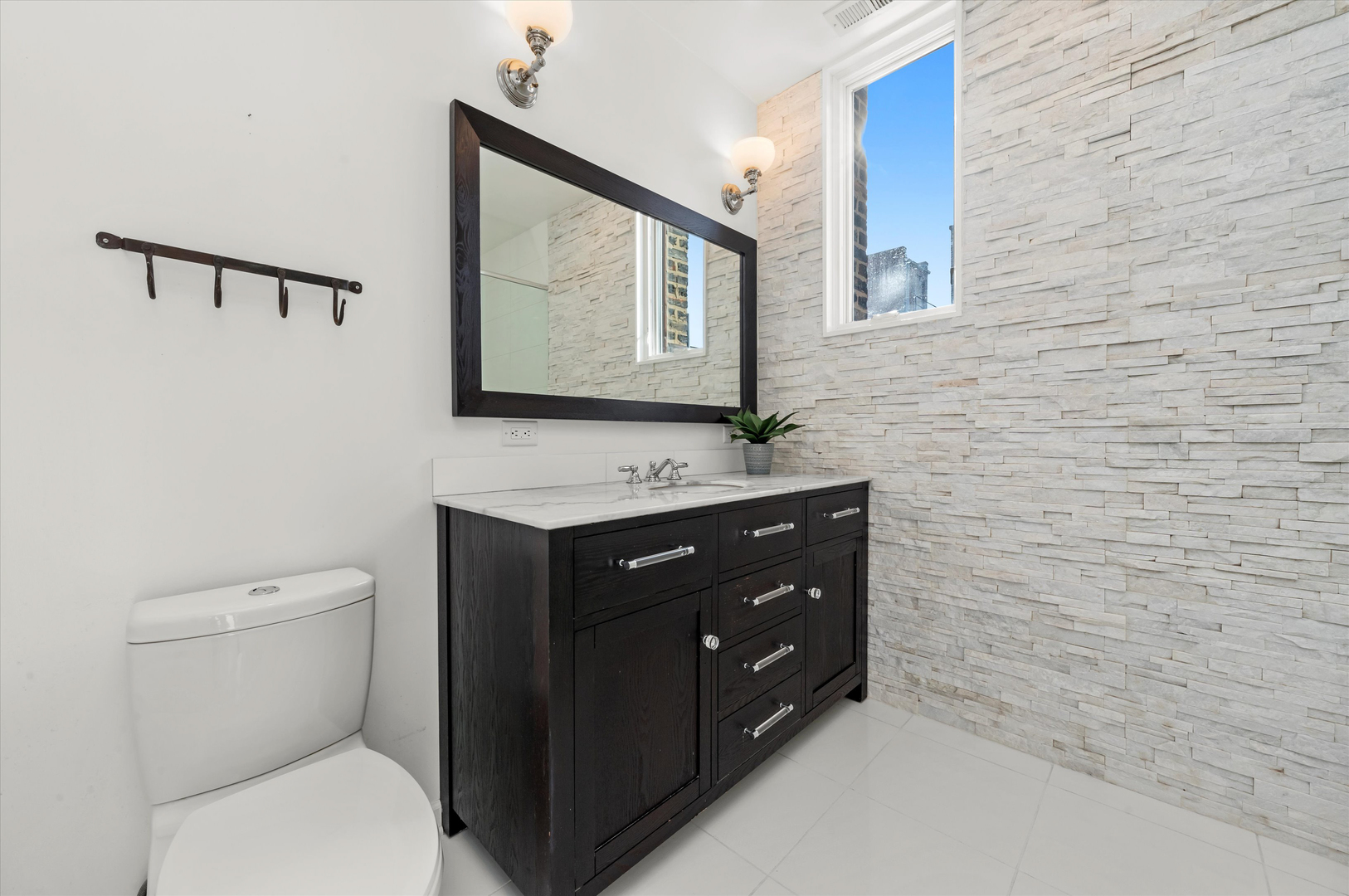 734 W BRIAR Place Unit: 3
