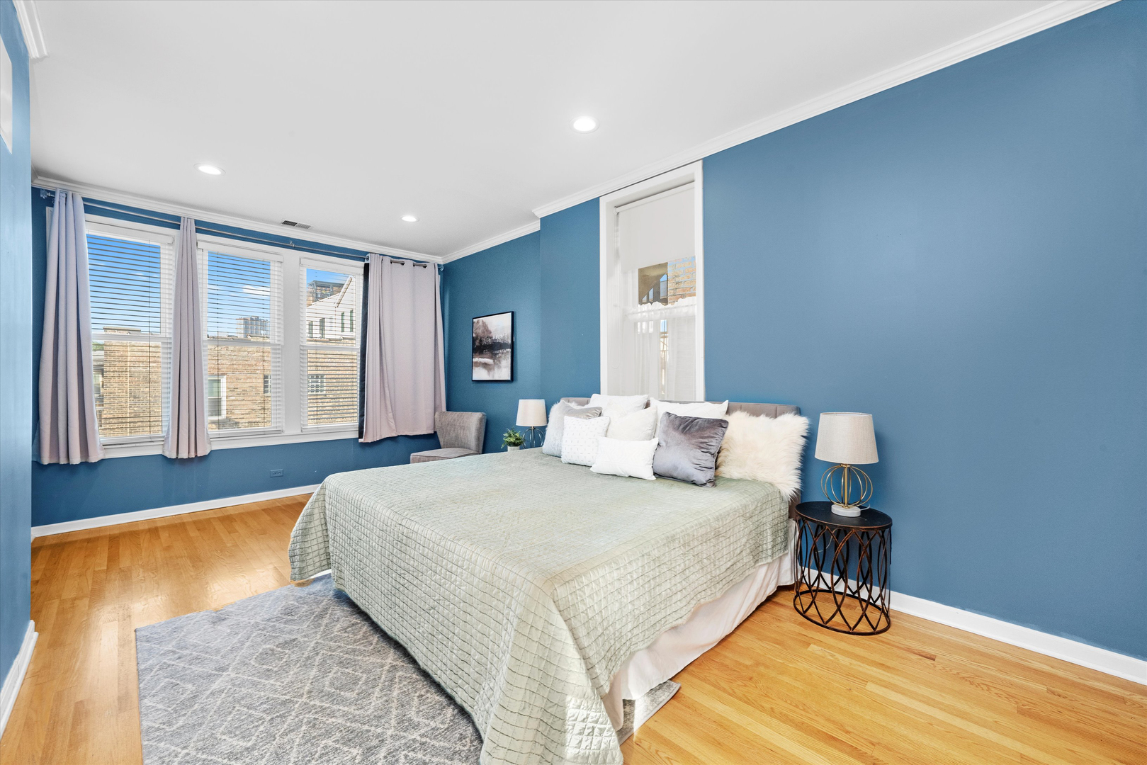 734 W BRIAR Place Unit: 3